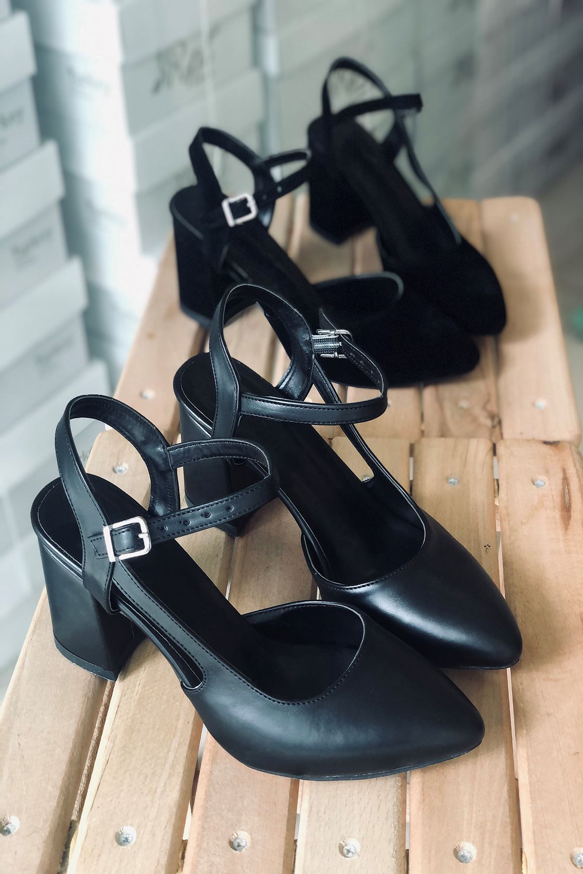 Y104 Siyah Deri Topuklu Ayakkabı