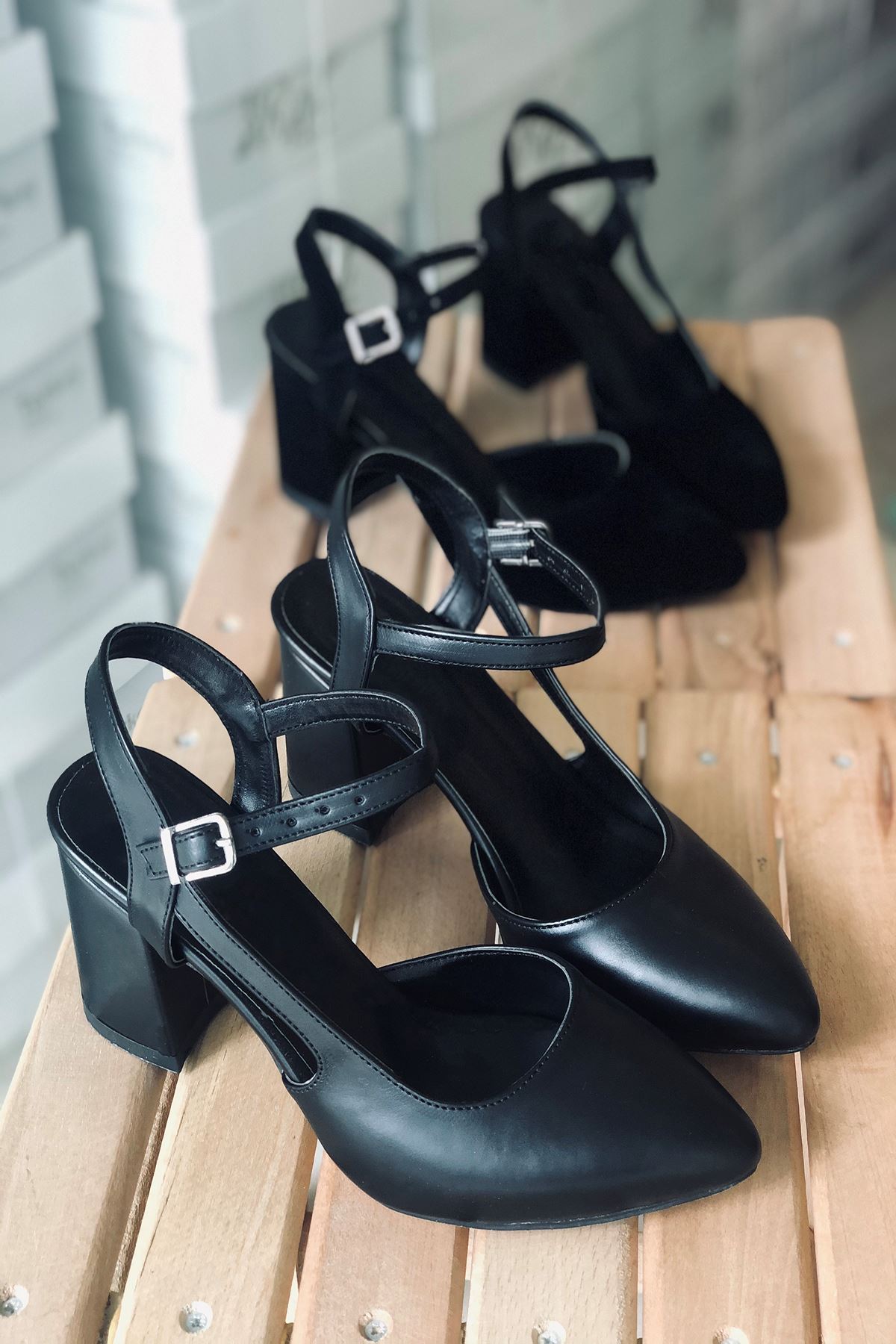 Y104 Siyah Deri Topuklu Ayakkabı