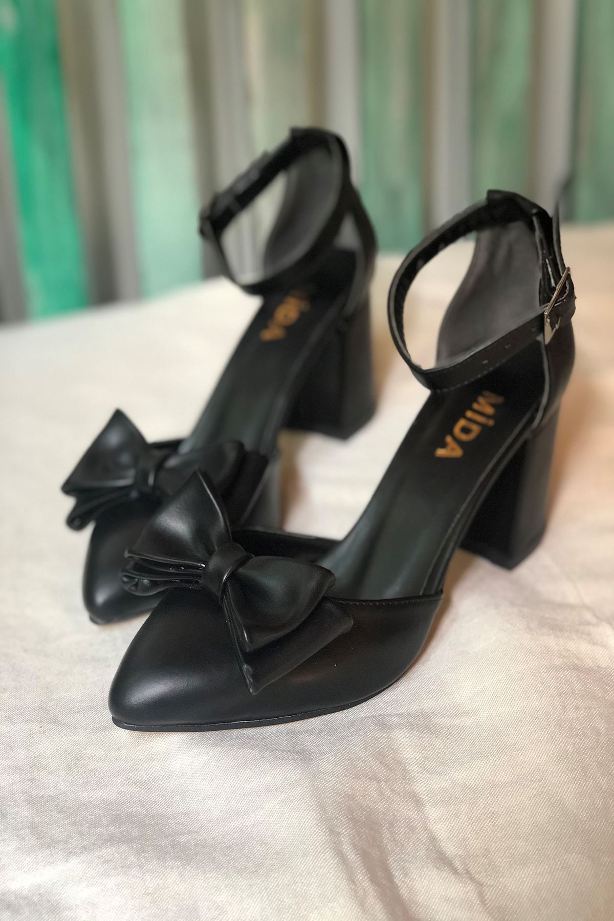 Y107 Siyah Deri Topuklu Ayakkabı