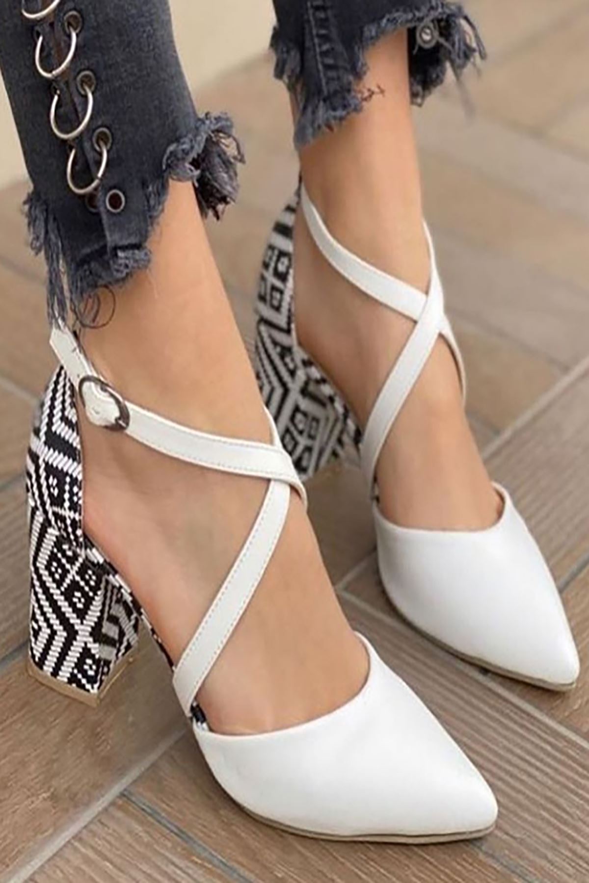 Y116 Beyaz Garni Deri Topuklu Ayakkabı