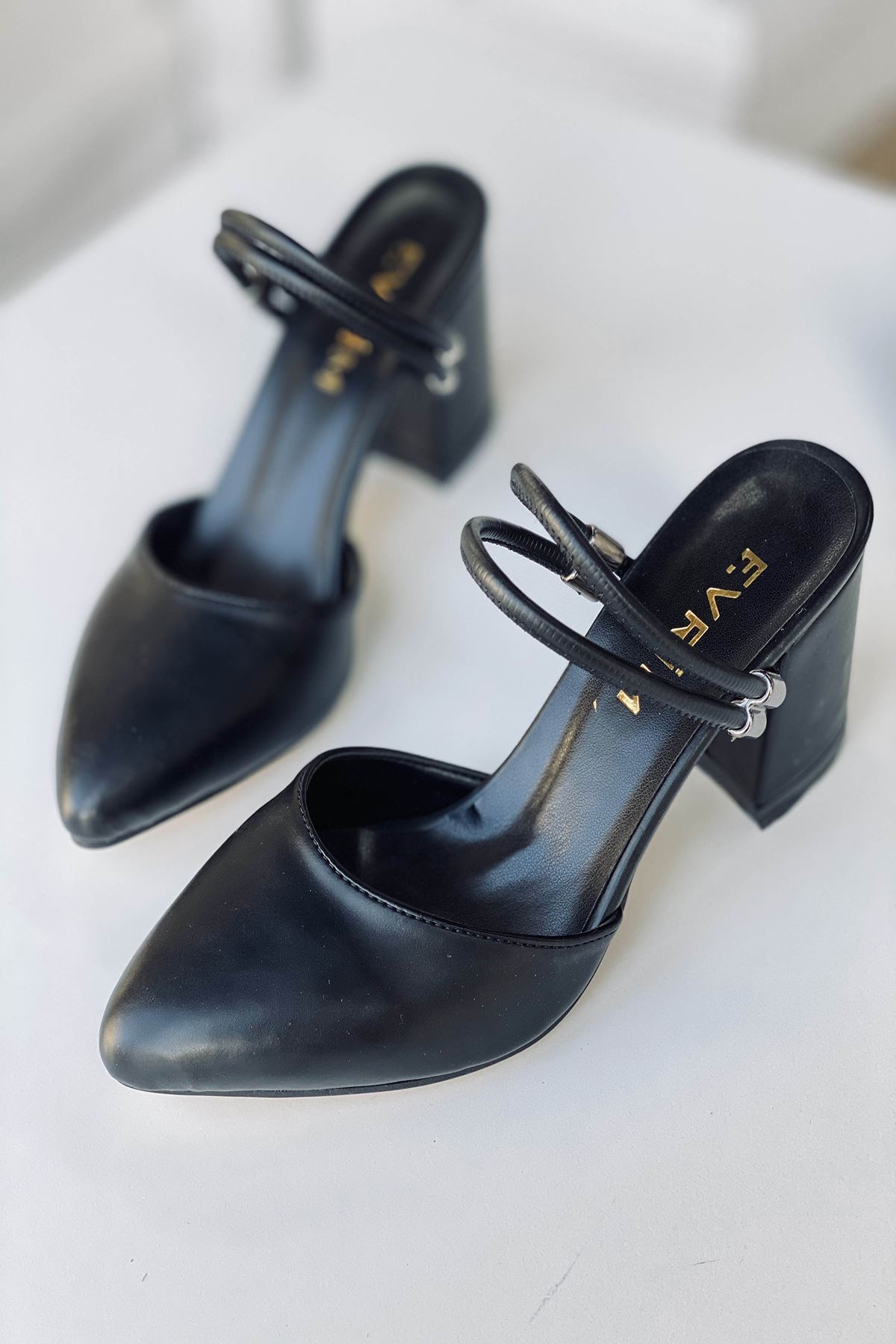 Y119 Siyah Deri Topuklu Ayakkabı