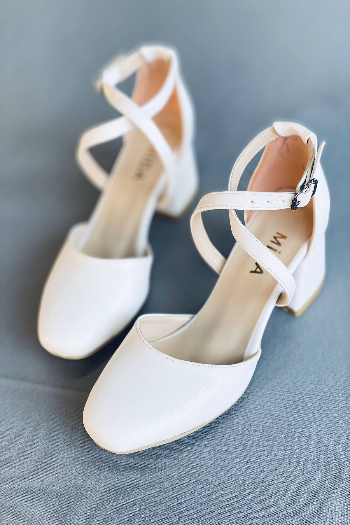 Y191 Beyaz Deri Topuklu Ayakkabı