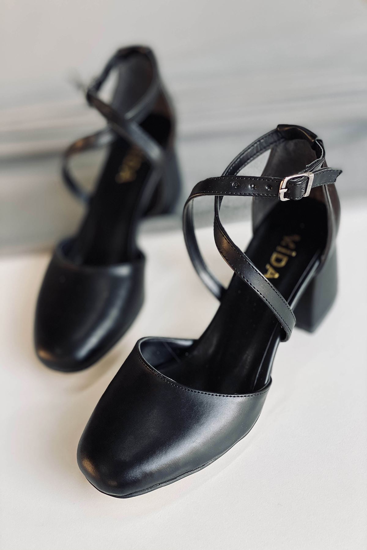 Y191 Siyah Deri Topuklu Ayakkabı