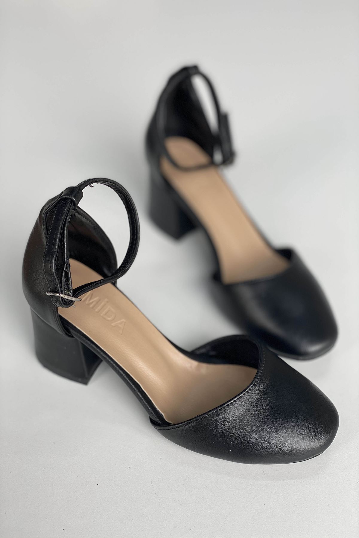 Y202 Siyah Deri Topuklu Ayakkabı