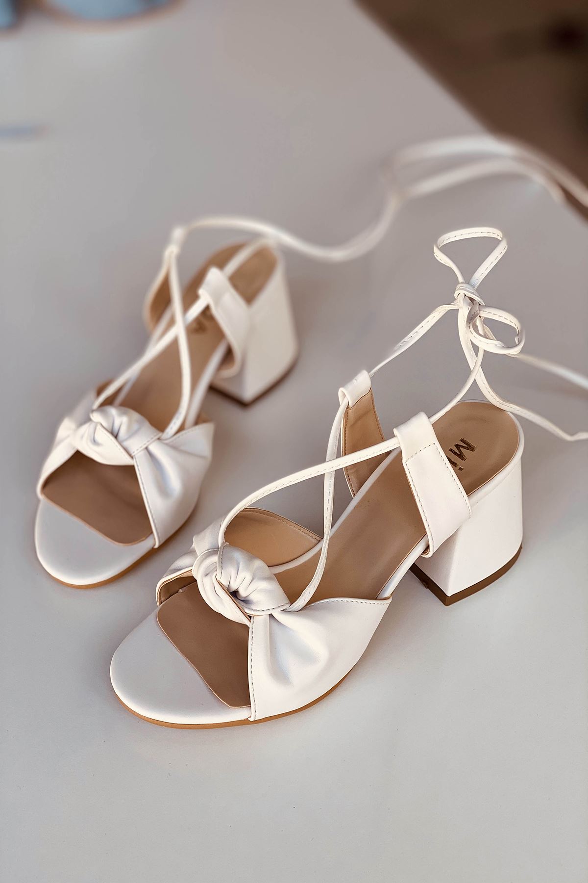 Y551 Beyaz Deri Topuklu Ayakkabı