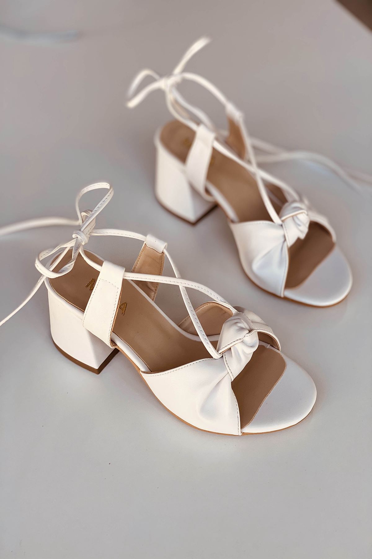 Y551 Beyaz Deri Topuklu Ayakkabı