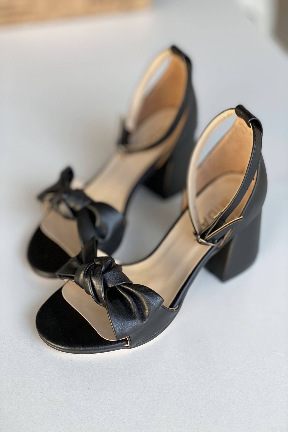 Y553 Siyah Deri Topuklu Ayakkabı