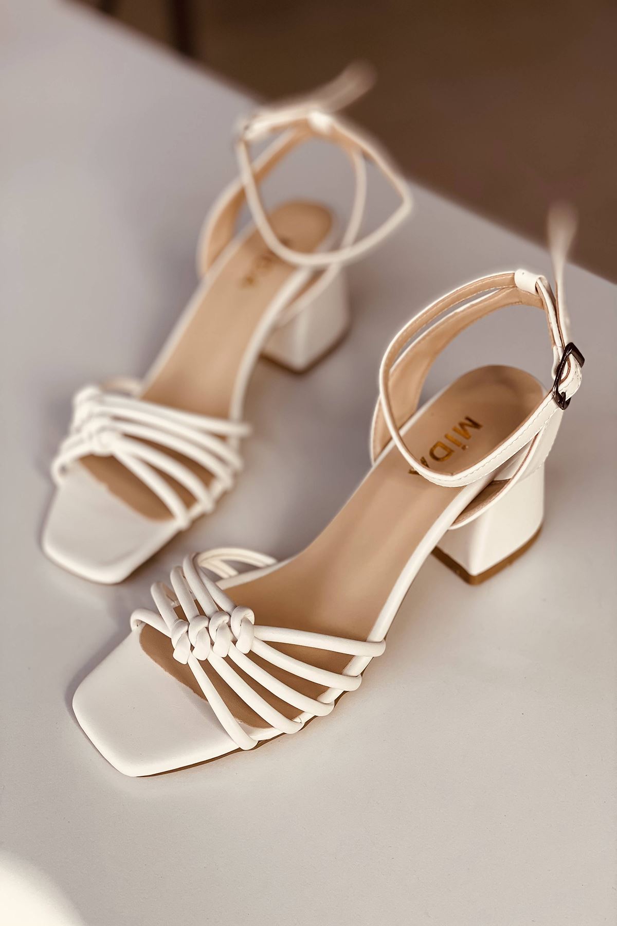 Y802 Beyaz Deri Topuklu Ayakkabı