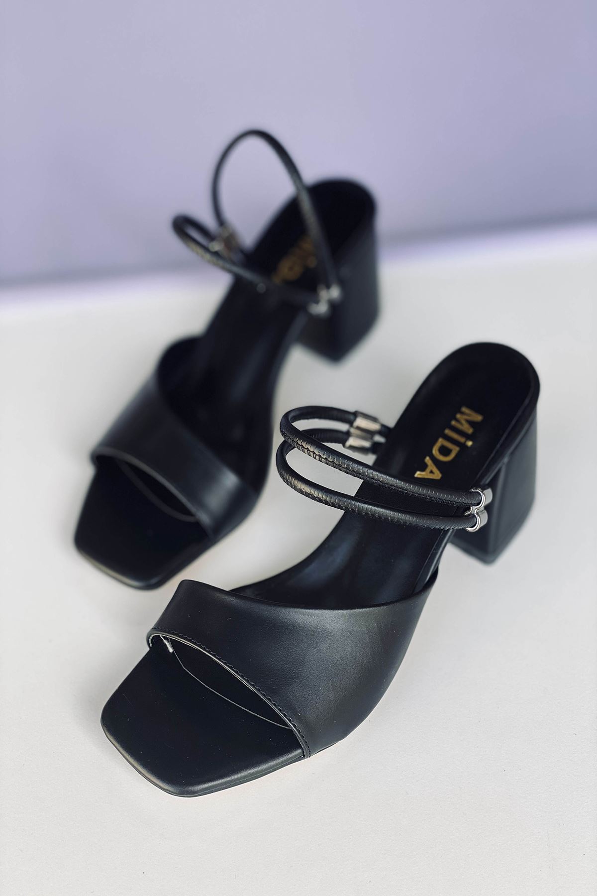Y911 Siyah Deri Topuklu Ayakkabı