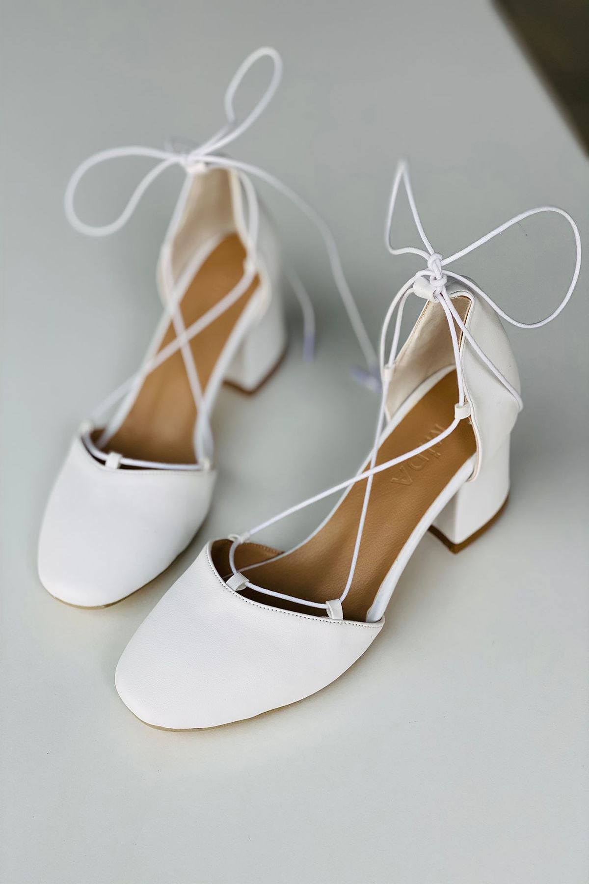 Y203 Beyaz Deri Topuklu Ayakkabı