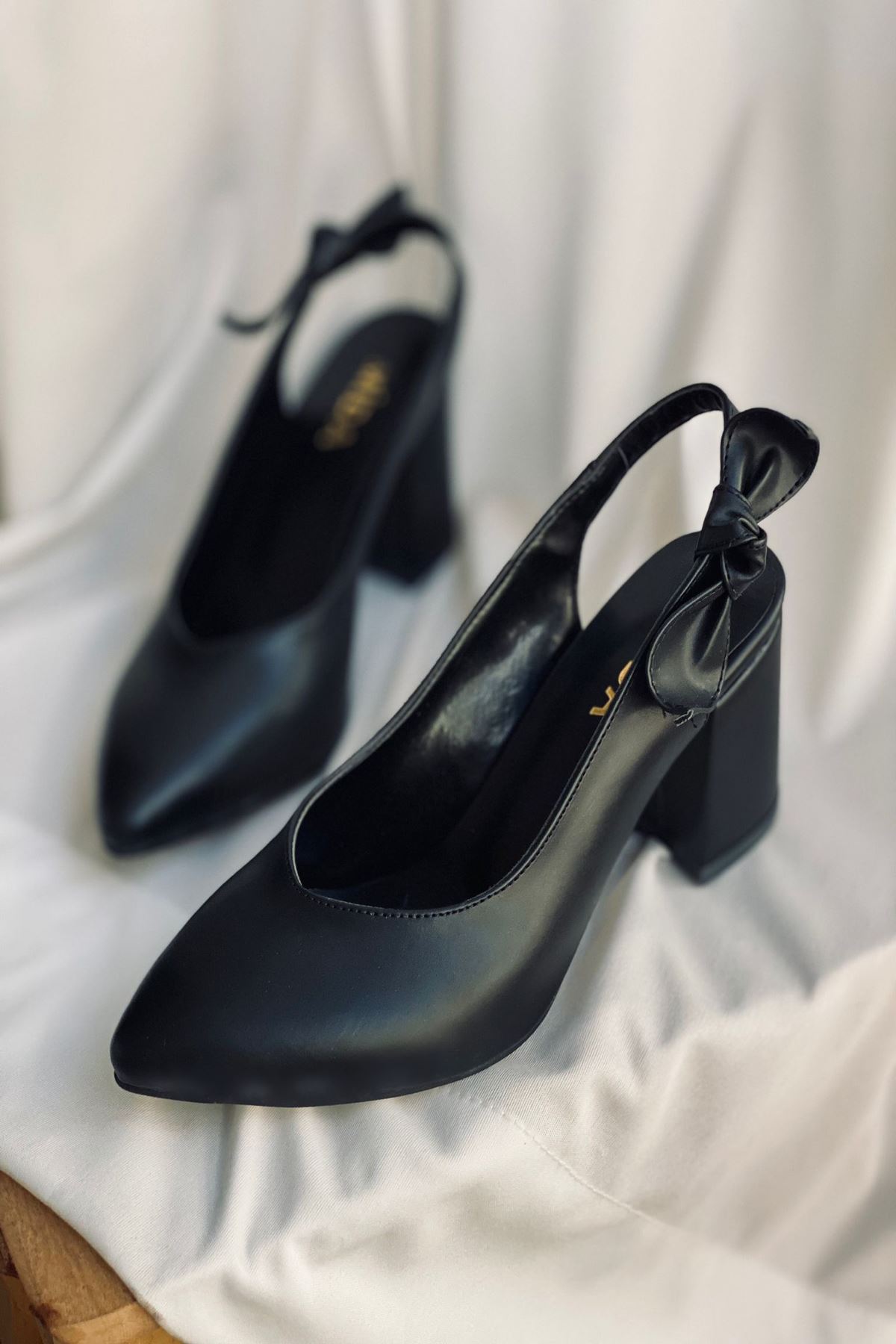 Y109 Siyah Deri Topuklu Ayakkabı
