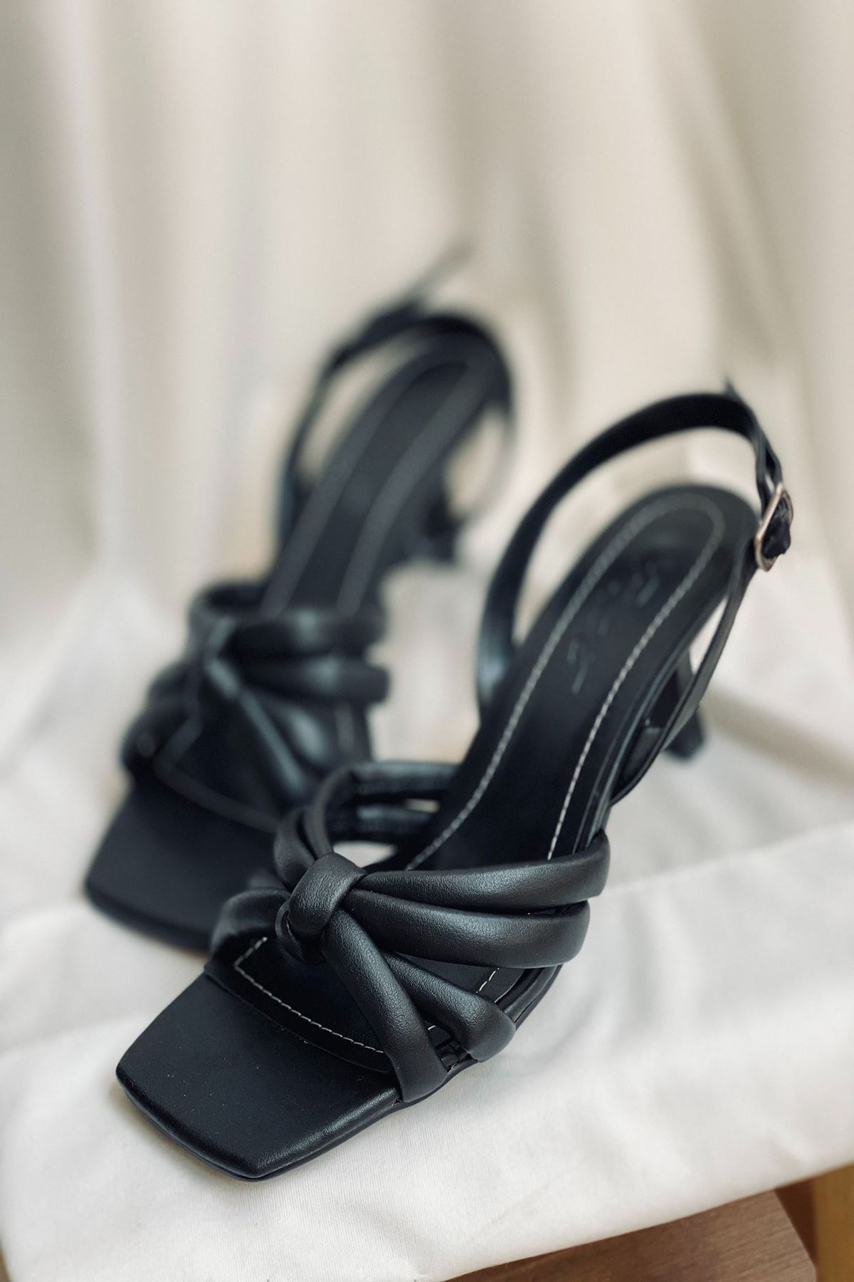 Y923 Siyah Deri Topuklu Ayakkabı