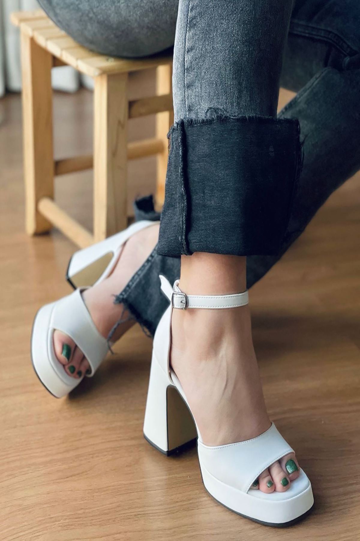 YVENUS Beyaz Deri Platform Tek Bant Topuklu Ayakkabı