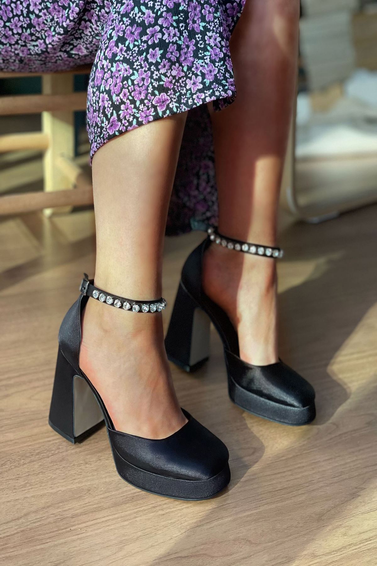 YMolly Siyah Saten Platformlu Taşlı Topuklu Ayakkabı