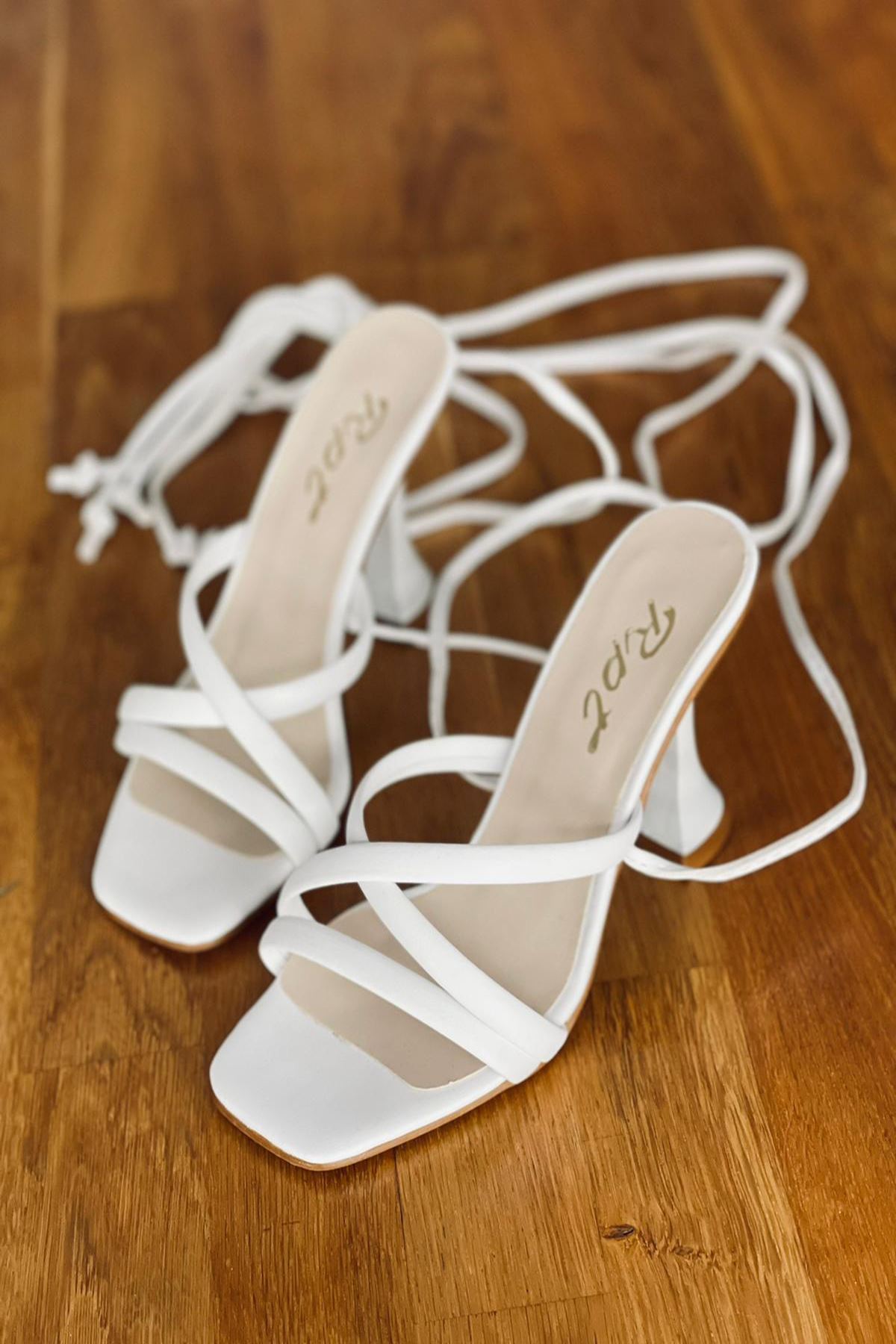 Y818 Beyaz Deri Çapraz Bantlı Topuklu Ayakkabı