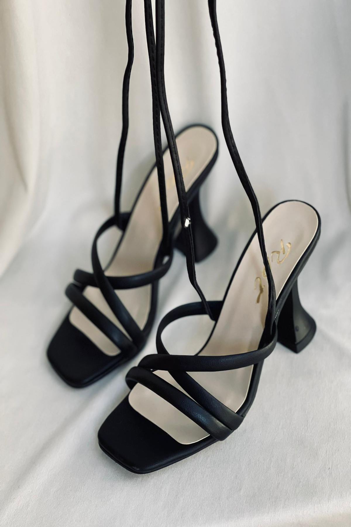 Y818 Siyah Deri Çapraz Bantlı Topuklu Ayakkabı