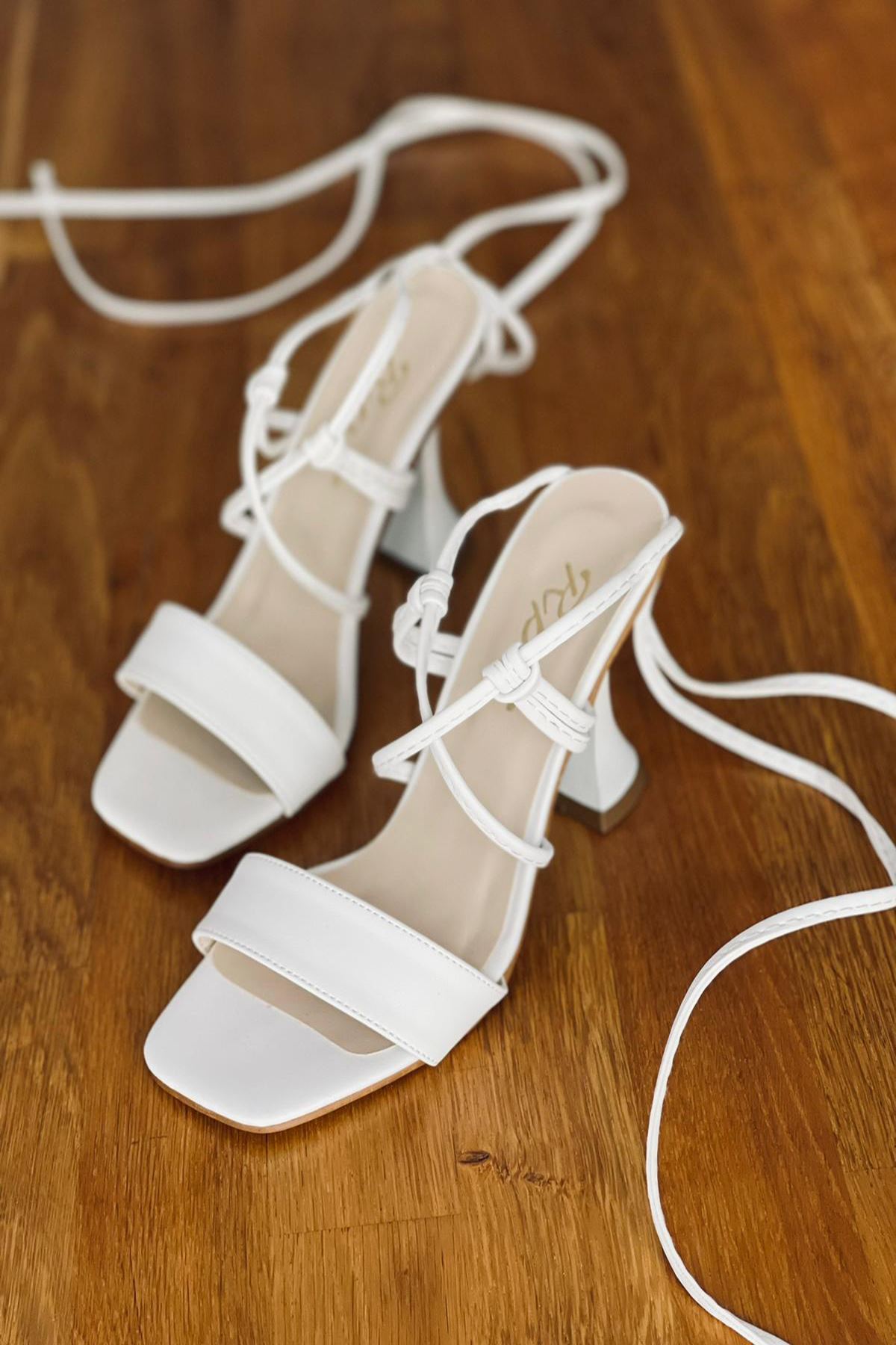 Y813 Beyaz Deri Tek Bantlı Topuklu Ayakkabı