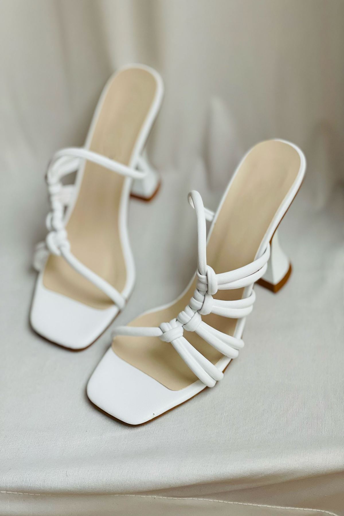 Y815 Beyaz Deri Örgülü Topuklu Ayakkabı