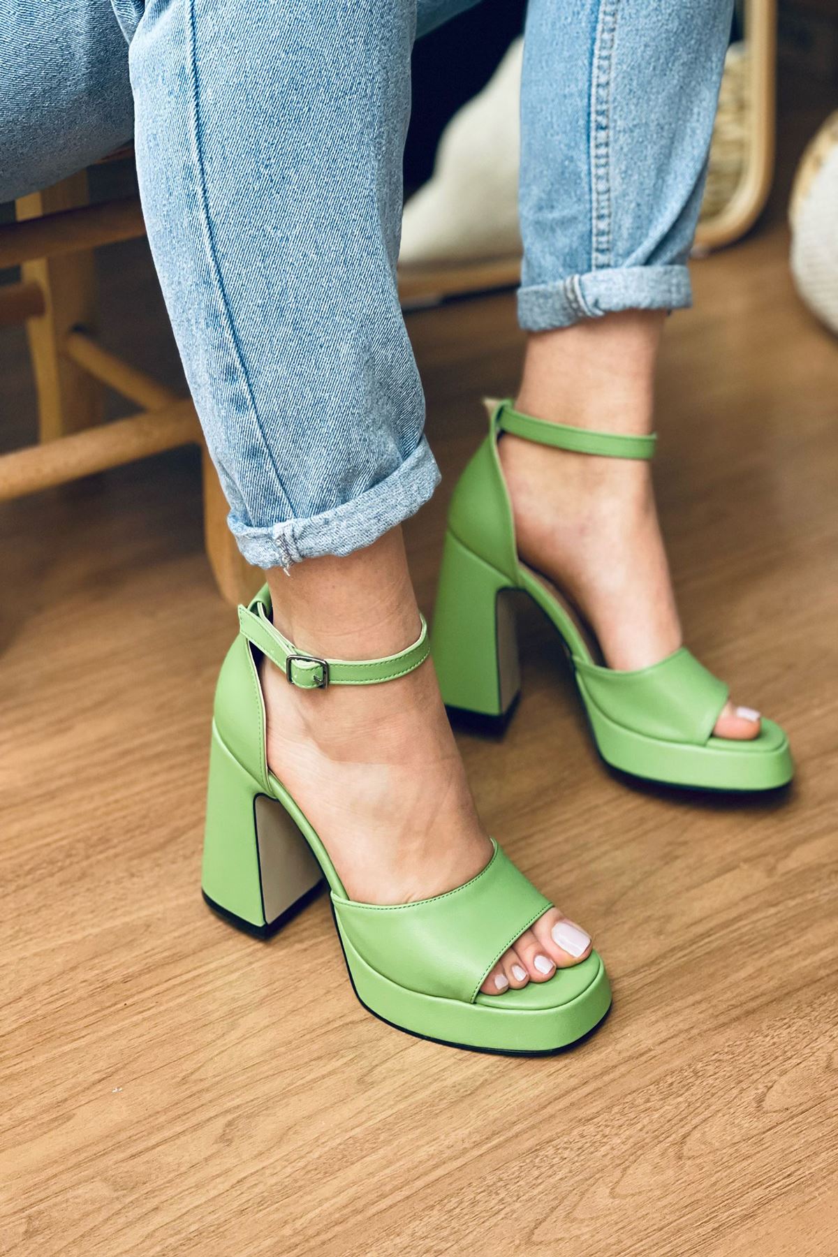 YVENUS Yeşil Deri Platform Tek Bant Topuklu Ayakkabı
