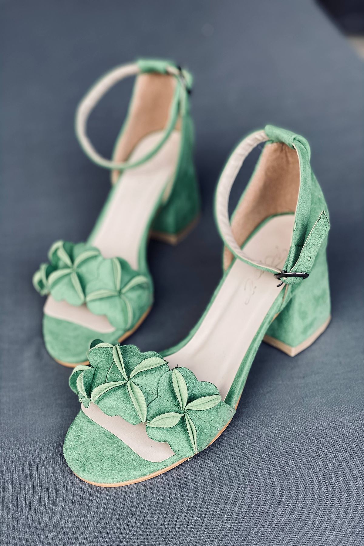 Y500 Yeşil Süet Çiçekli Topuklu Ayakkabı