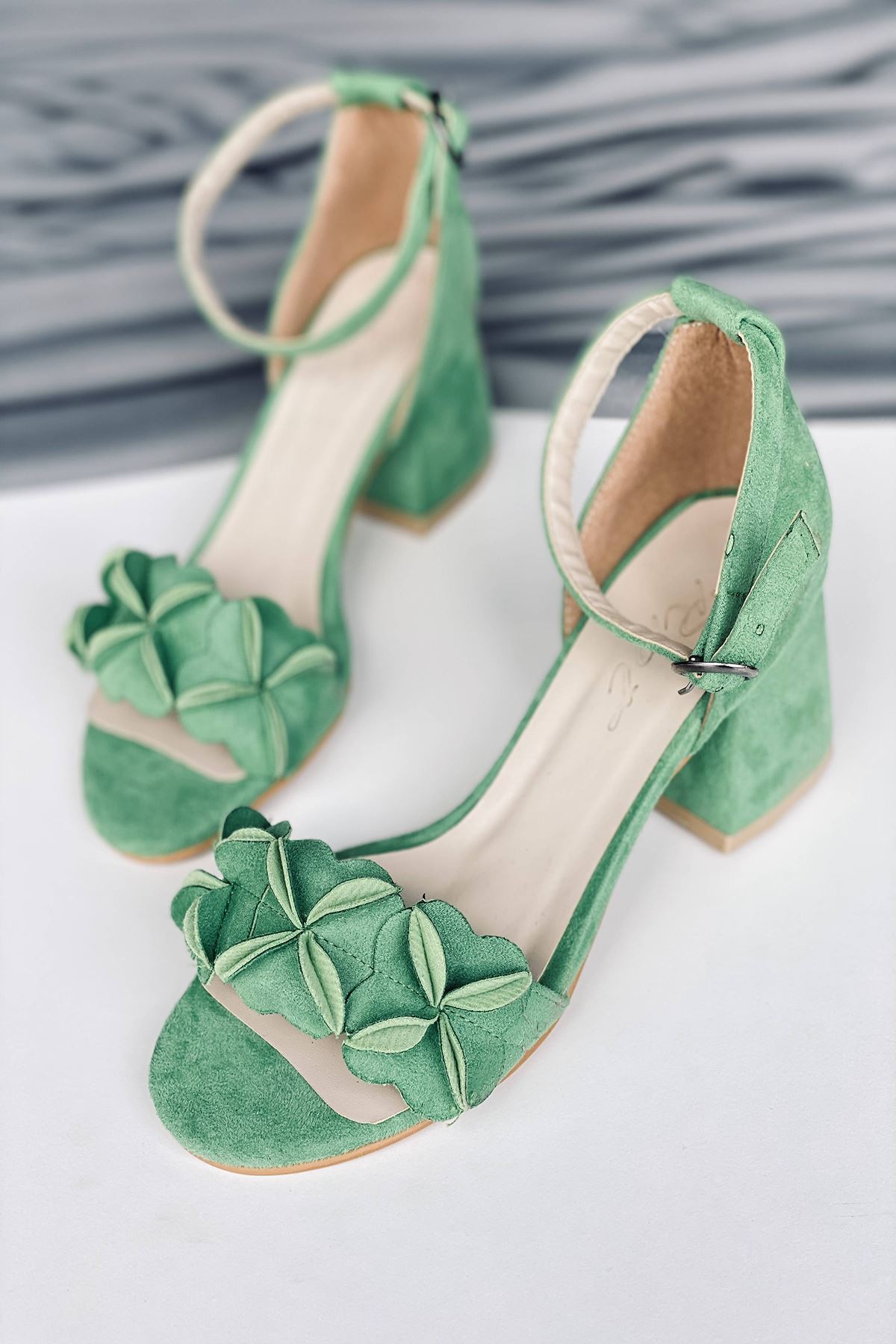 Y500 Yeşil Süet Çiçekli Topuklu Ayakkabı