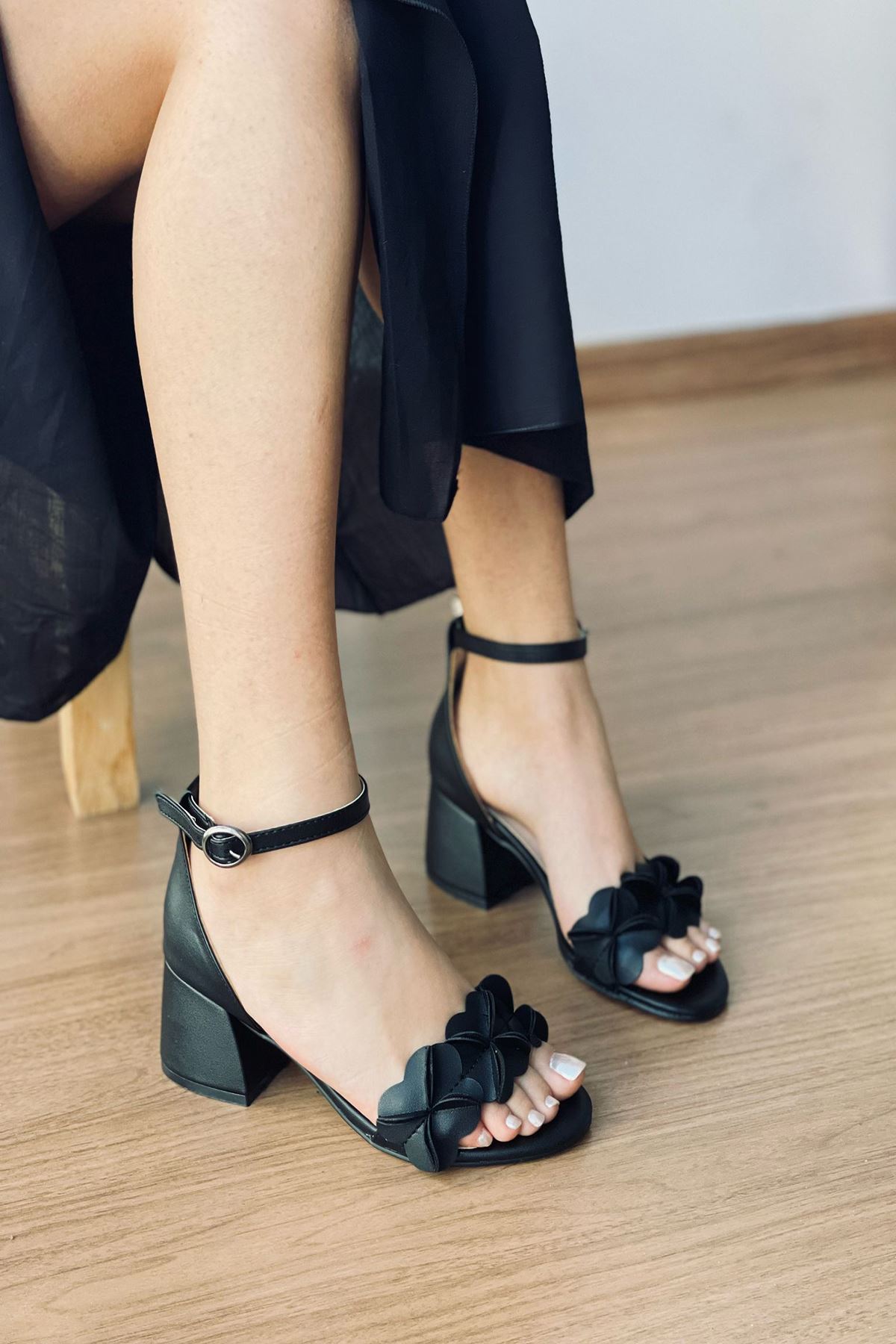 Y500 Siyah Deri Çiçekli Topuklu Ayakkabı