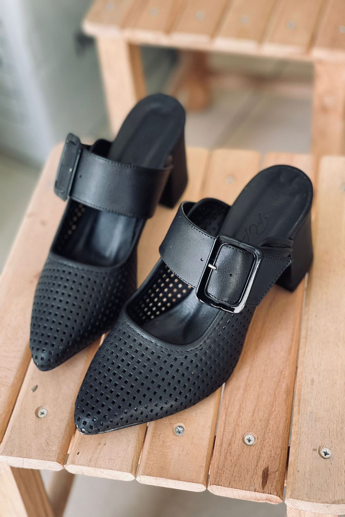 Mida Shoes YLAZY Siyah Deri Lazer Kesim Hava Alan Topuklu Ayakkabı