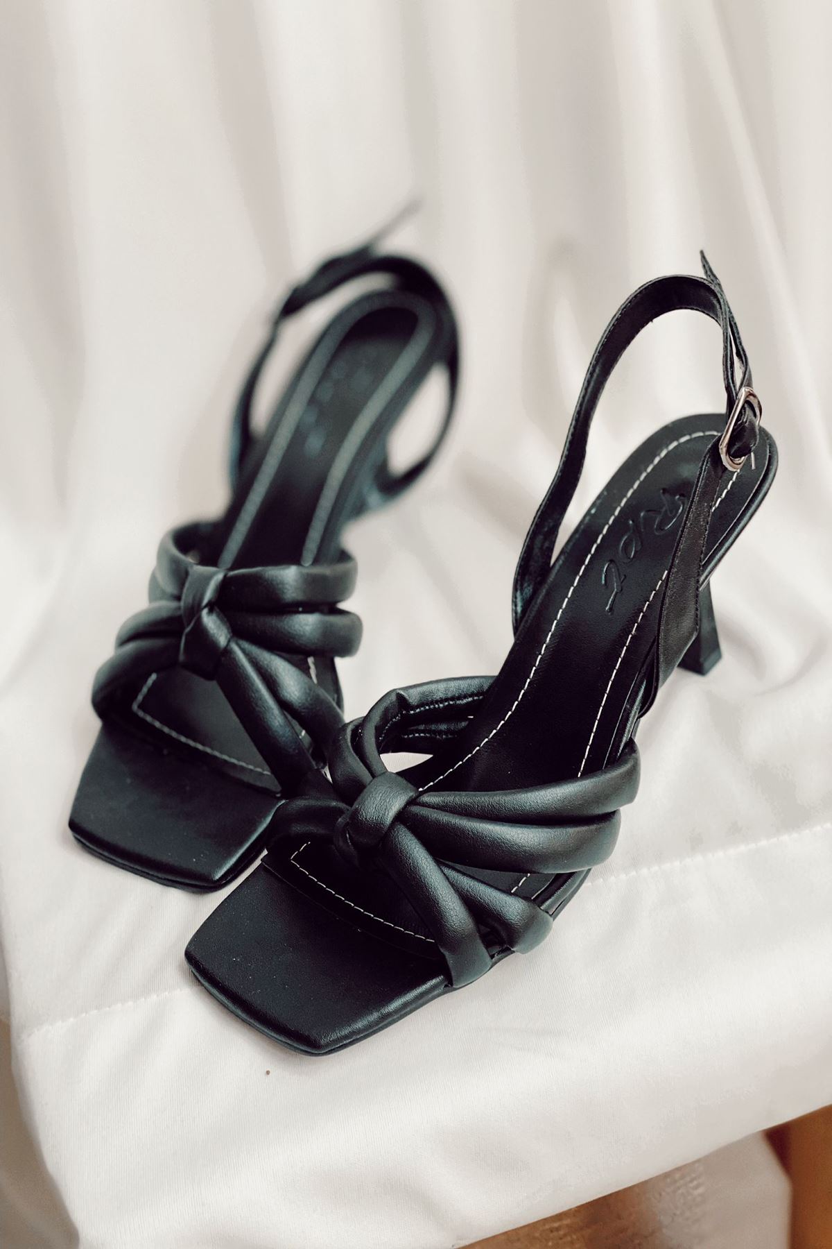Mida Shoes Y923 Siyah Deri Topuklu Ayakkabı
