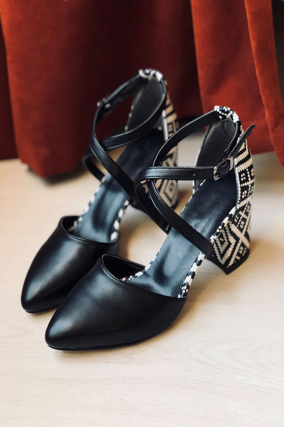 Mida Shoes Y116 Siyah Garni Deri Topuklu Ayakkabı