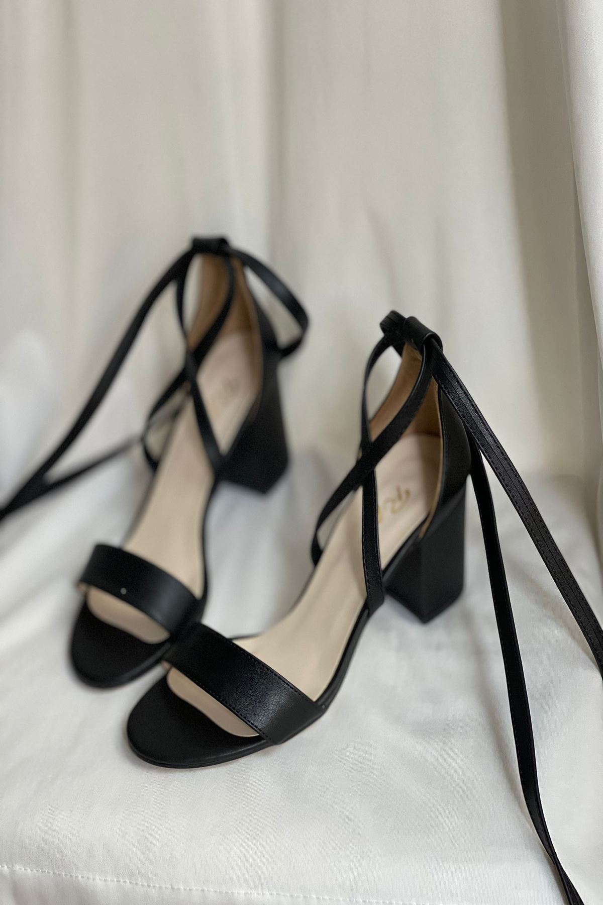 Mida Shoes Y615 Siyah Deri Topuklu Ayakkabı