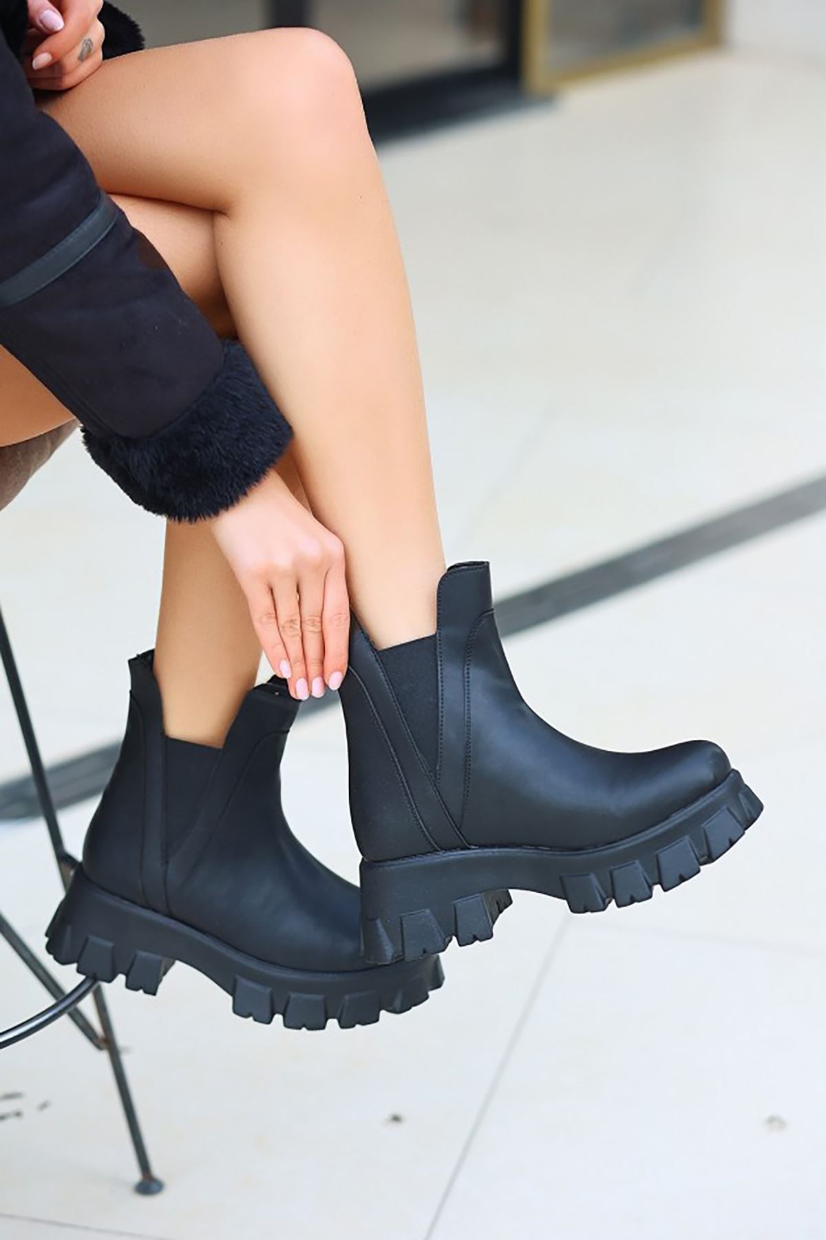 Mida Shoes Jati Siyah Deri Dolgu Topuk Kadın Bot