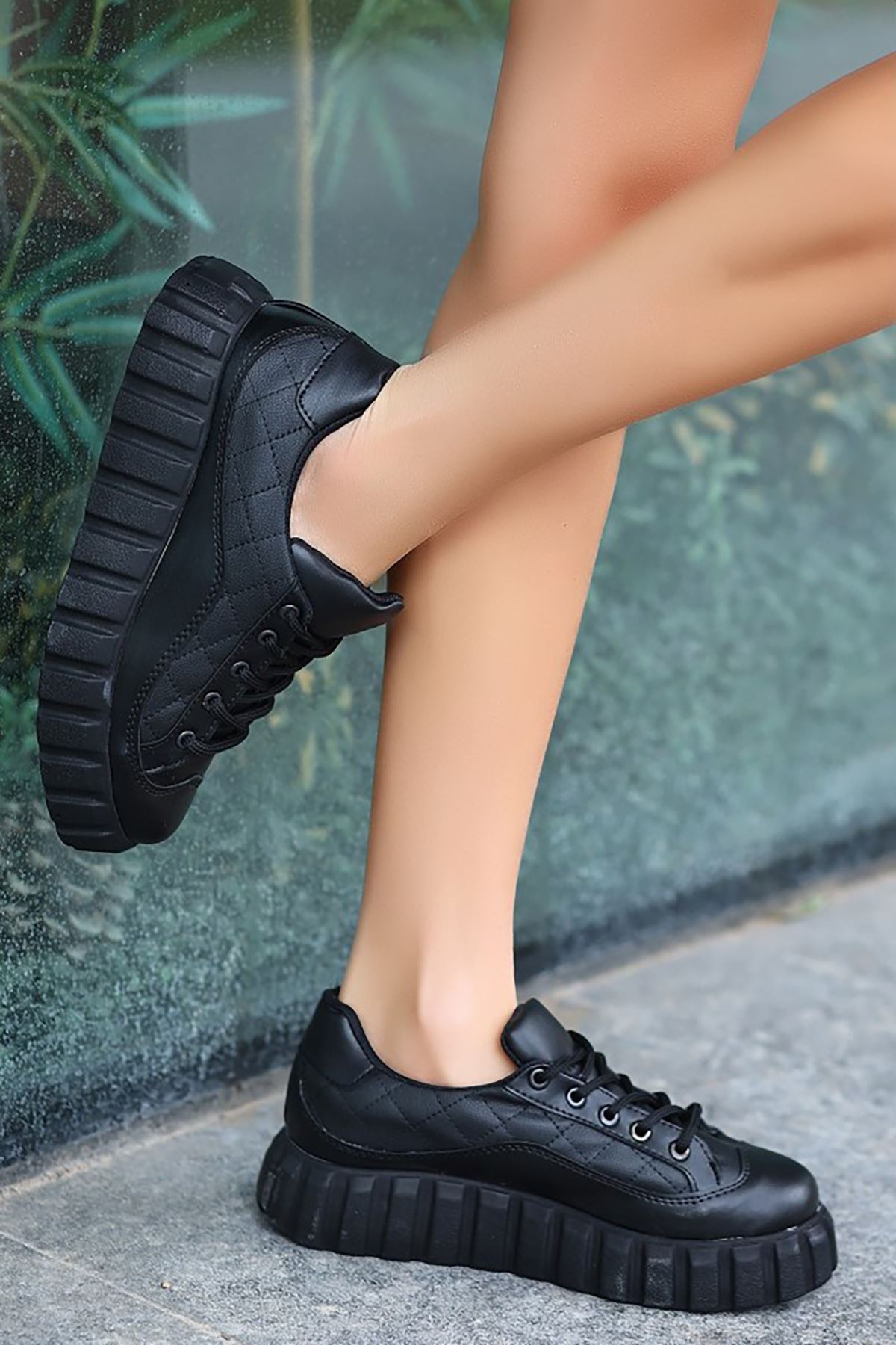 ERBJORİS Siyah Deri Bayan Bağcıklı Spor Ayakkabı