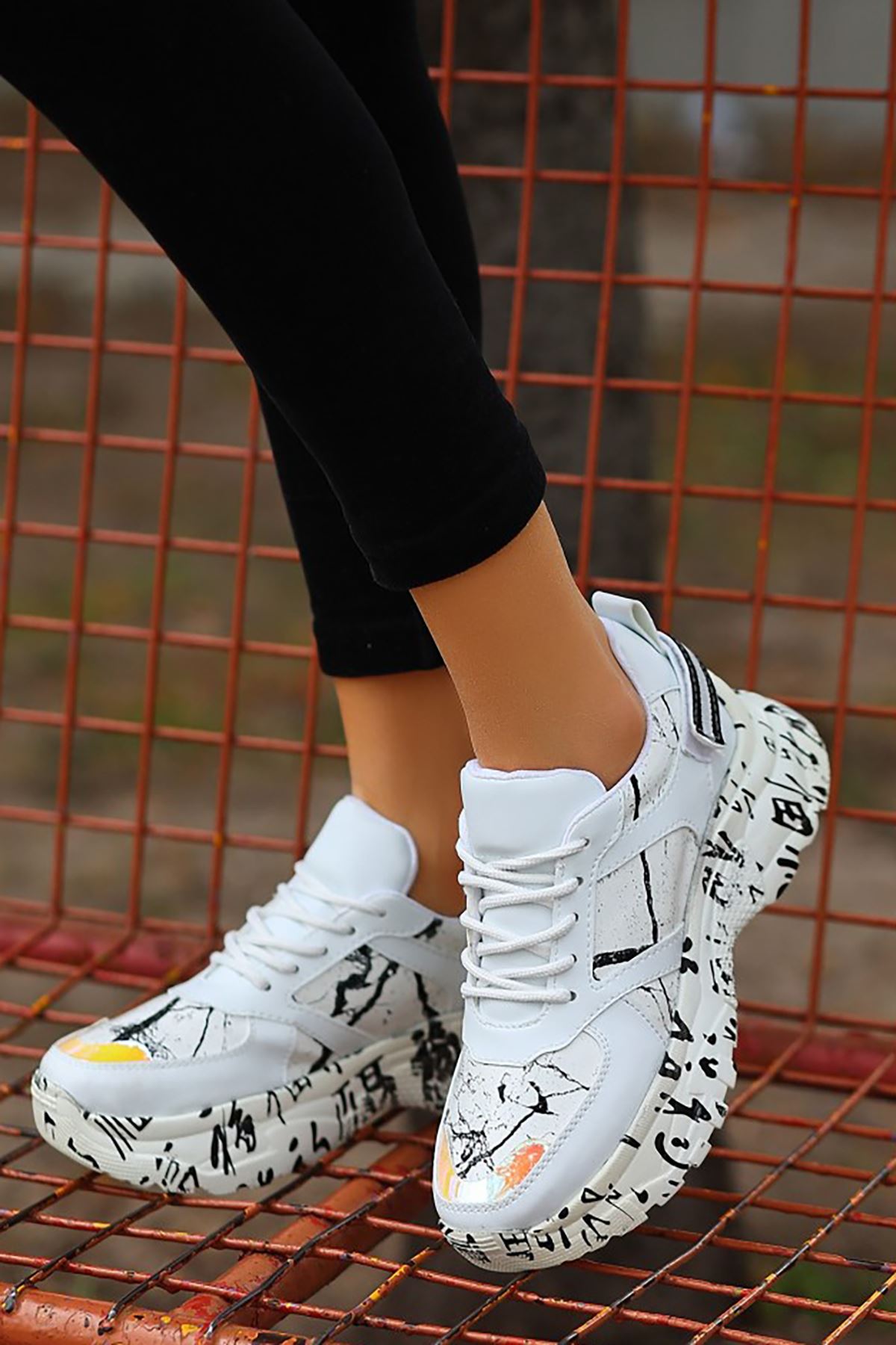 ERBFUNİE Beyaz Holağramlı Deri Bayan Detaylı Bağcıklı Spor Ayakkabı