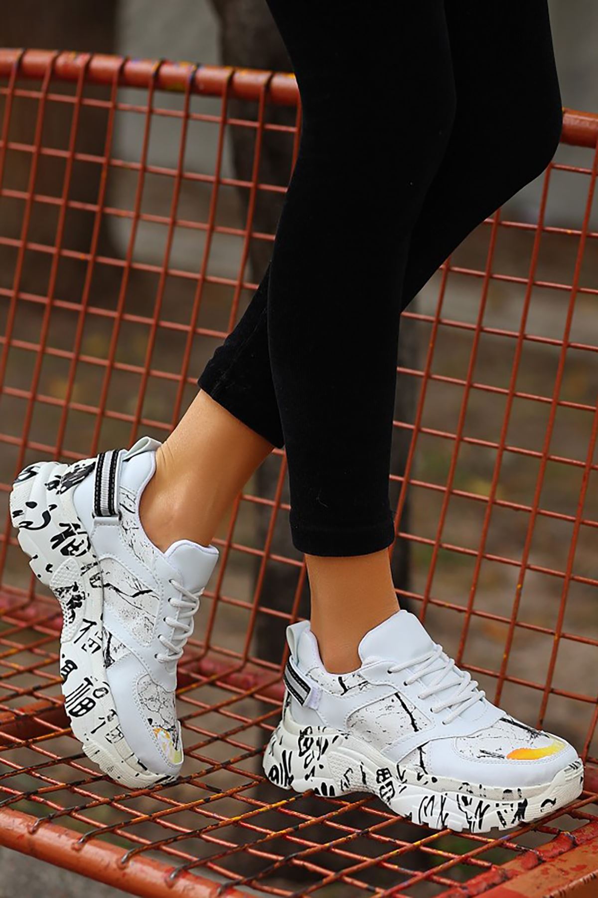 ERBFUNİE Beyaz Holağramlı Deri Bayan Detaylı Bağcıklı Spor Ayakkabı