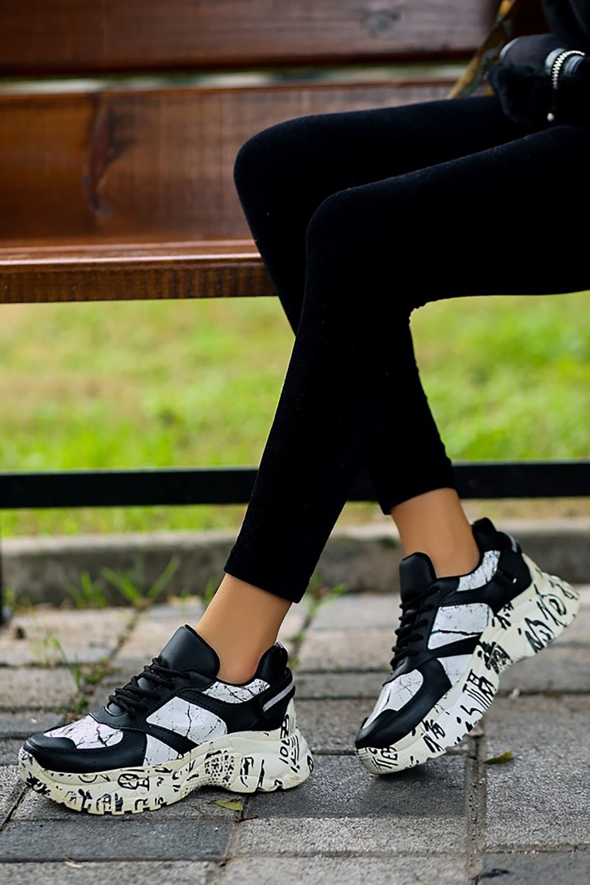 ERBFUNİE Siyah Beyaz Deri Bayan Detaylı Bağcıklı Spor Ayakkabı
