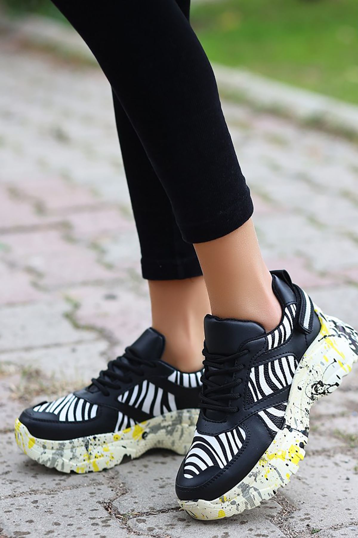 ERBFUNİE Siyah Leopar Desenli Deri Bayan Detaylı Bağcıklı Spor Ayakkabı