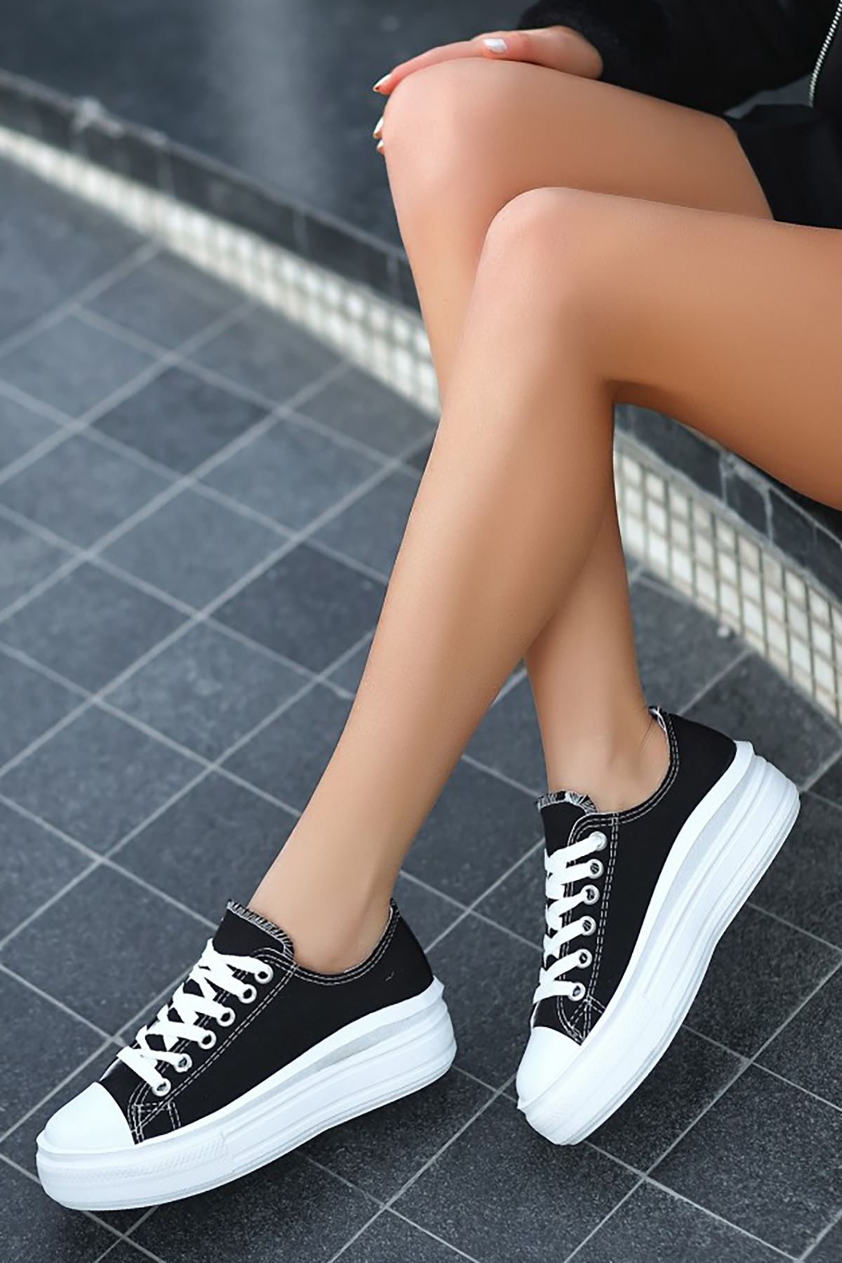 ERBİRENA Siyah Keten Bayan Bağcıklı Spor Ayakkabı