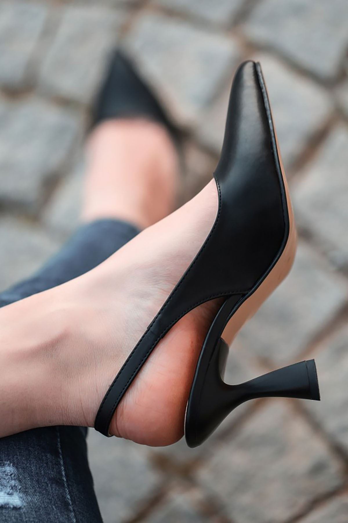 ERBONNO Siyah Deri Tek Bantlı Kadın Topuklu Ayakkabı