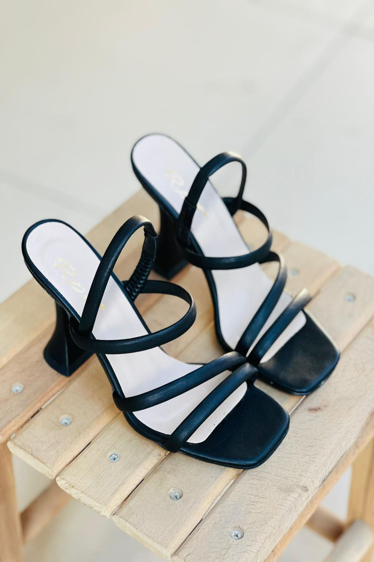 Mida Shoes Y825 Siyah Deri Çift Bantlı Kadın Topuklu Ayakkabı