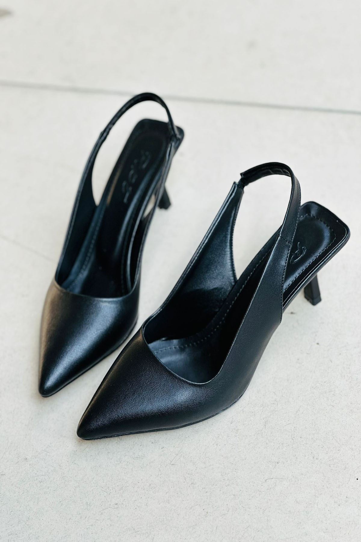 Mida Shoes Y411 Siyah Deri Önü Kapalı Kadın Topuklu Ayakkabı