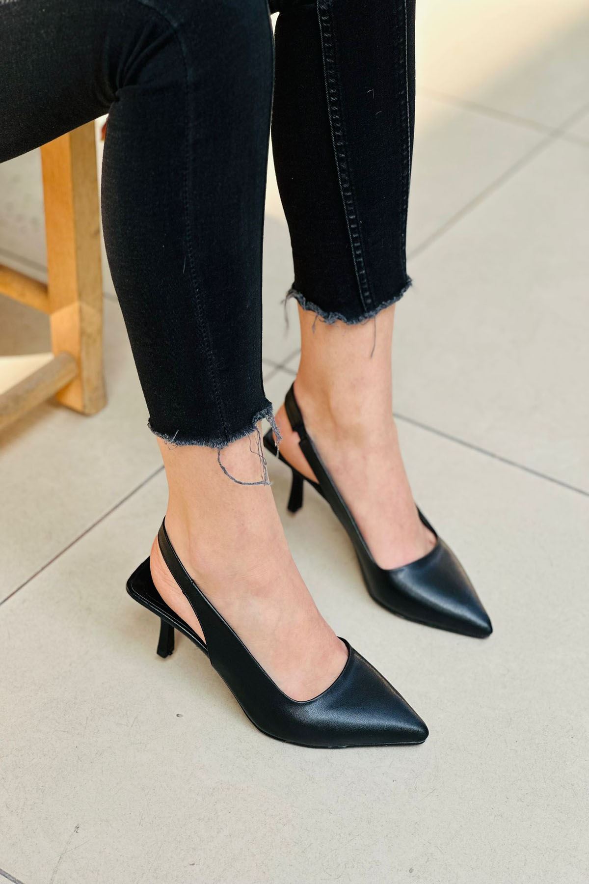 Mida Shoes Y411 Siyah Deri Önü Kapalı Kadın Topuklu Ayakkabı