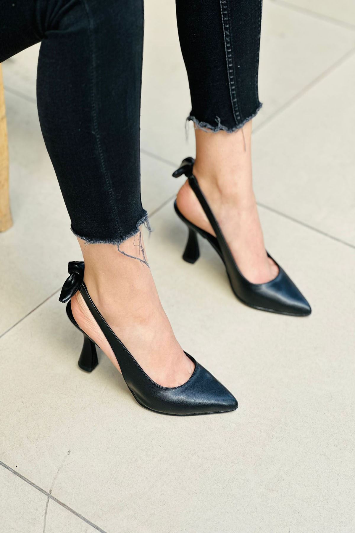 Mida Shoes Y434 Siyah Deri Önü Kapalı Kadın Topuklu Ayakkabı