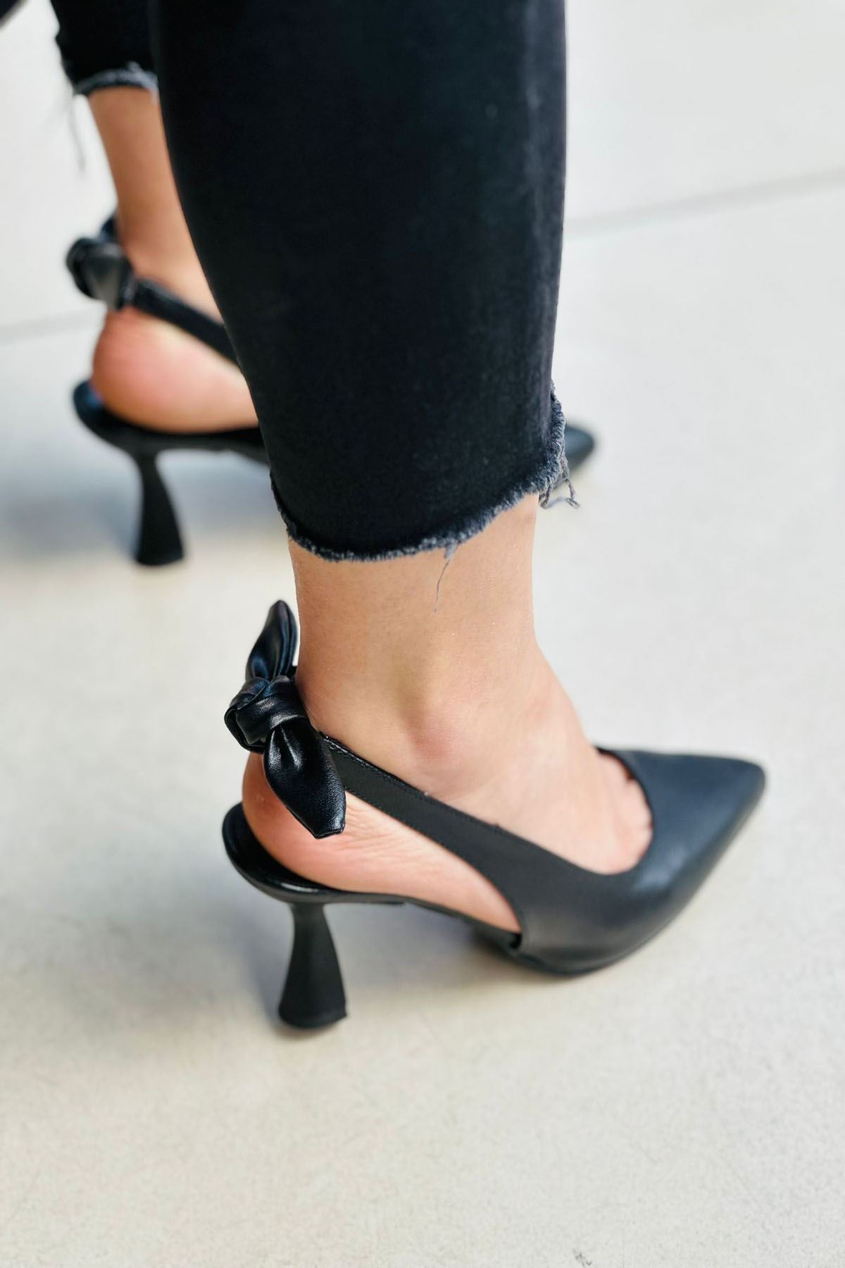 Mida Shoes Y434 Siyah Deri Önü Kapalı Kadın Topuklu Ayakkabı