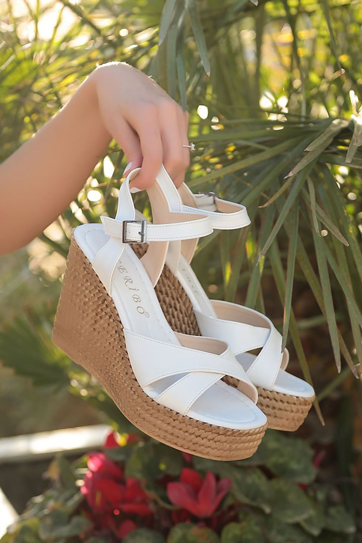 Mida Shoes ERBNisa Beyaz Deri Tokalı Dolgu Topuk Kadın Sandalet