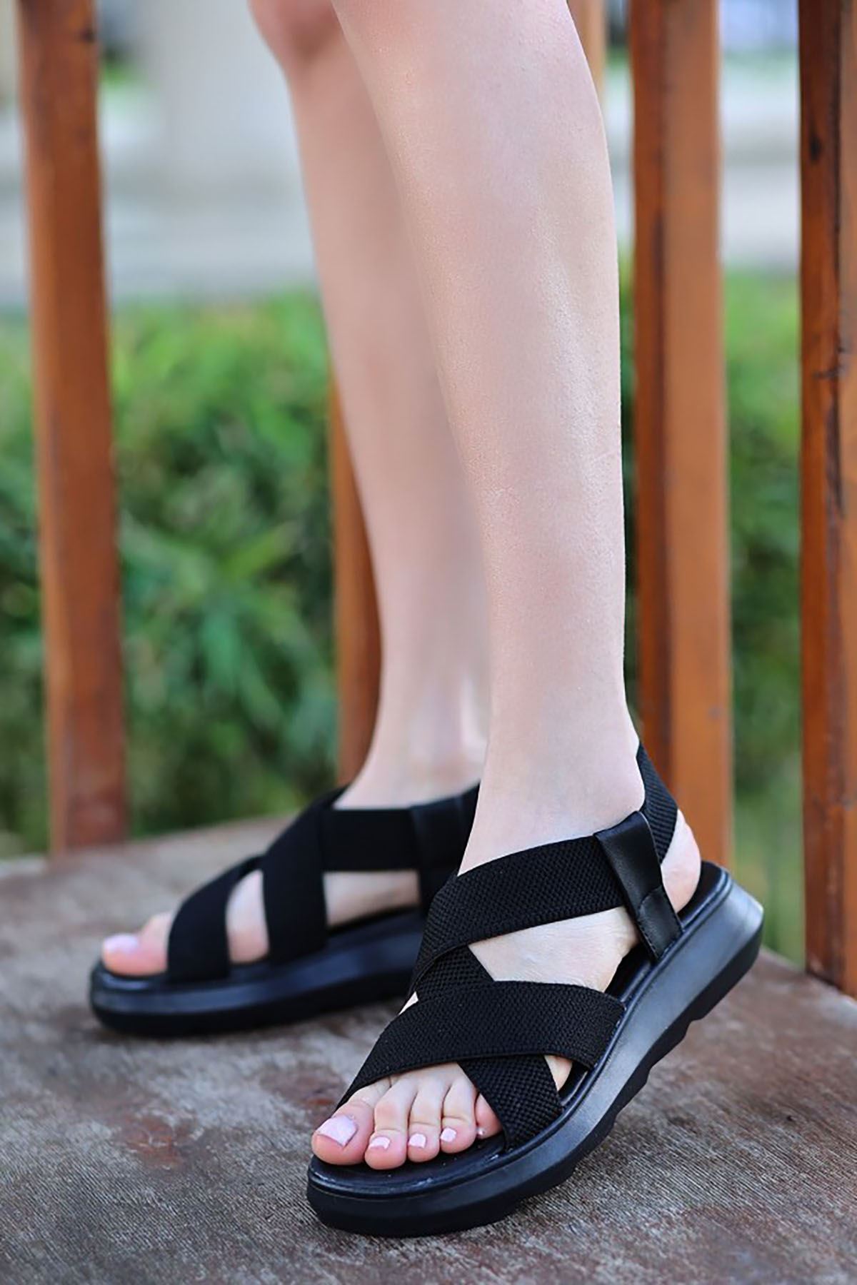 Mida Shoes ERBPika Siyah Lastikli Dolgu Topuk Kadın Sandalet