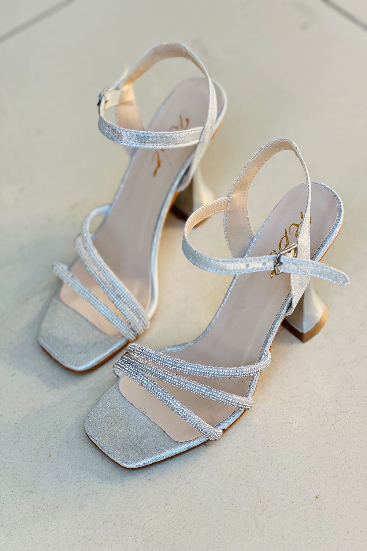 Mida Shoes Y823 Gümüş Deri Boncuklu Bantlı Kadın Topuklu Ayakkabı