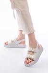 Mida Shoes 24413-572 Beyaz Günlük Dolgu Topuk Toka Aksesuarlı Kadın Sandalet
